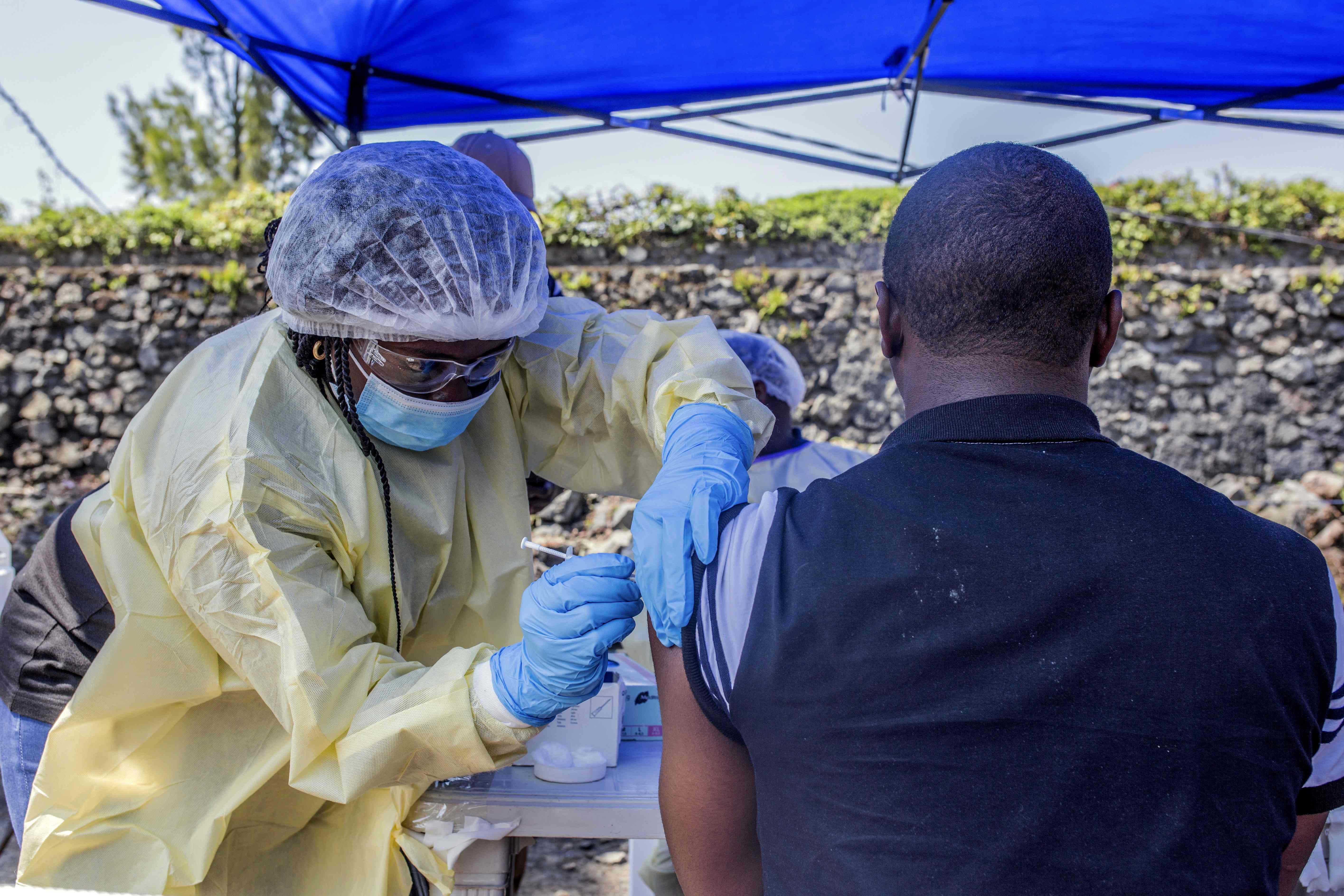 Hombre es vacunado del ébola en el Congo como medida para que no se propague más la epidemia. (Foto Prensa Libre:  AFP)