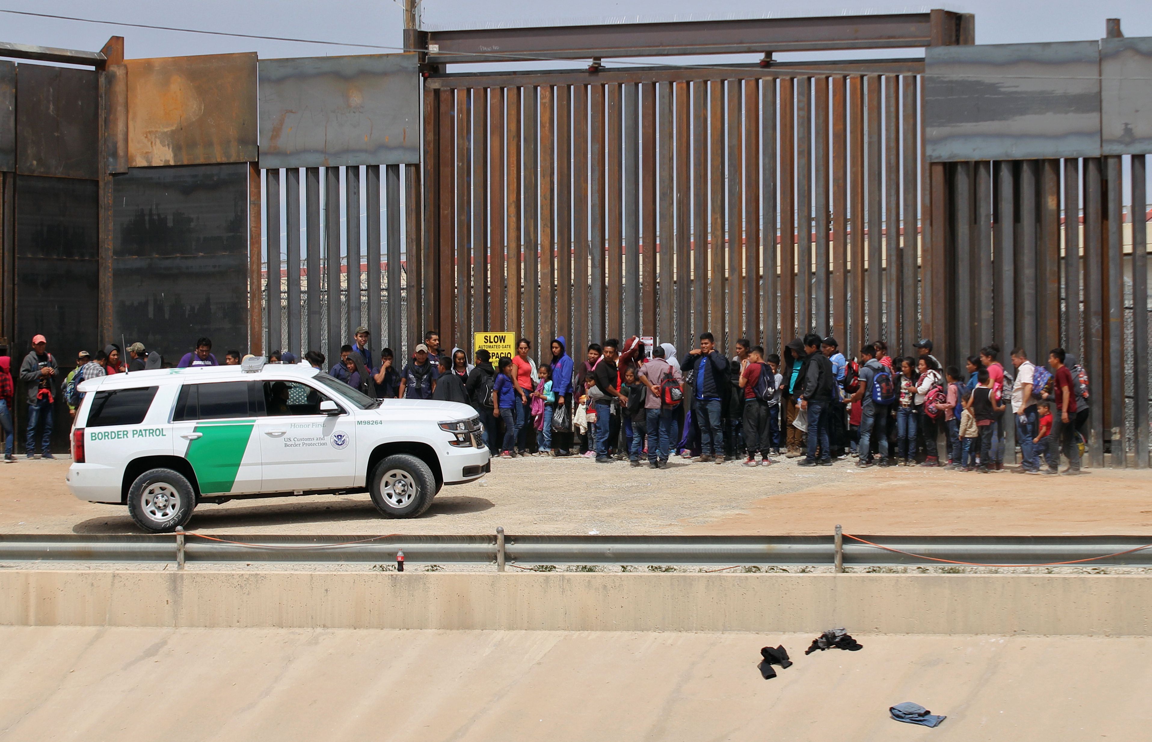 Miles de centroamericanos llegan cada mes a EE. UU.  a pedir asilo. En la imagen, una unidad de la Patrulla Fronteriza custodia a un grupo de indocumentados. (Foto Prensa Libre: AFP)