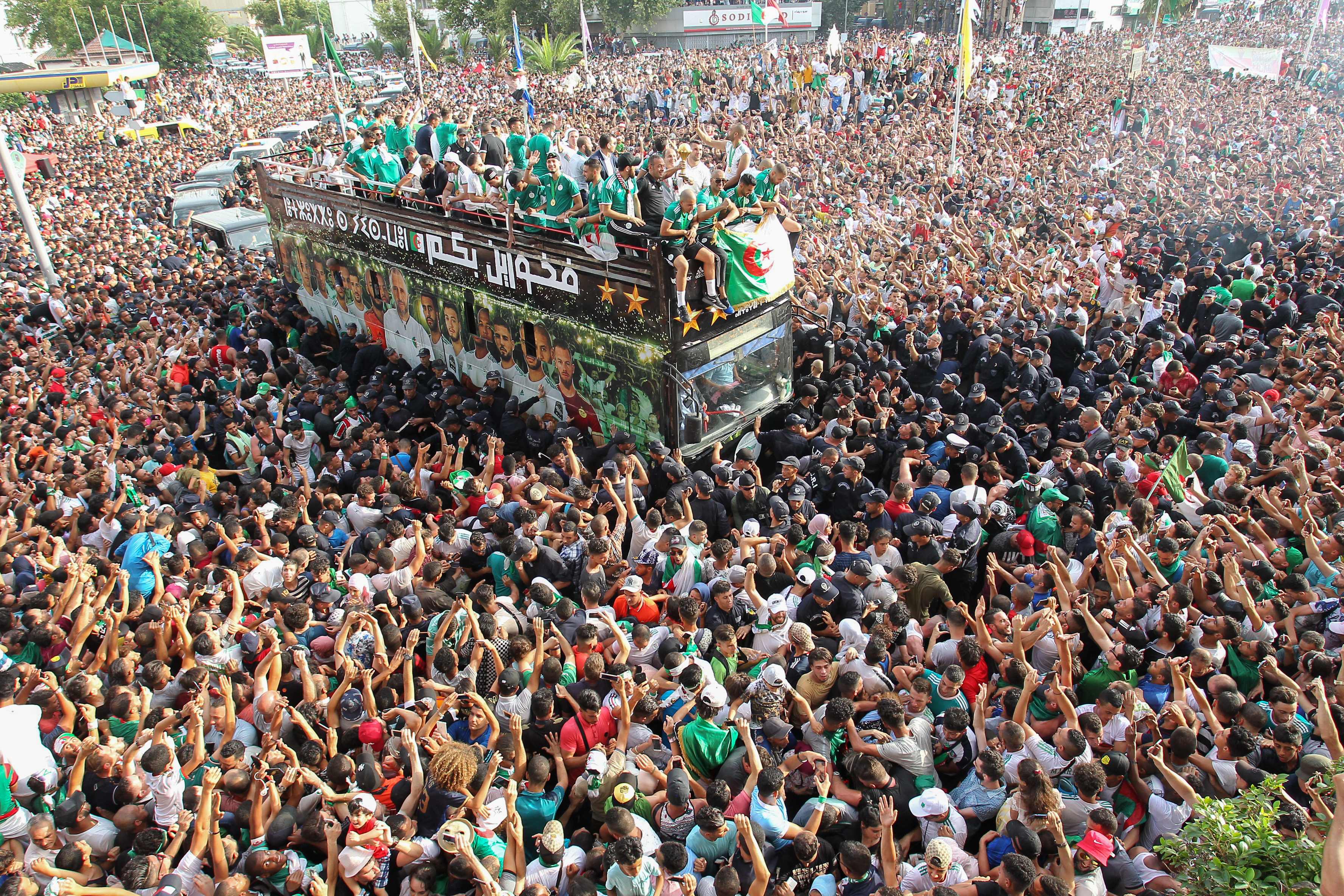Los campeones africanos fueron recibidos por miles de aficionados. (Foto Prensa Libre: AFP)