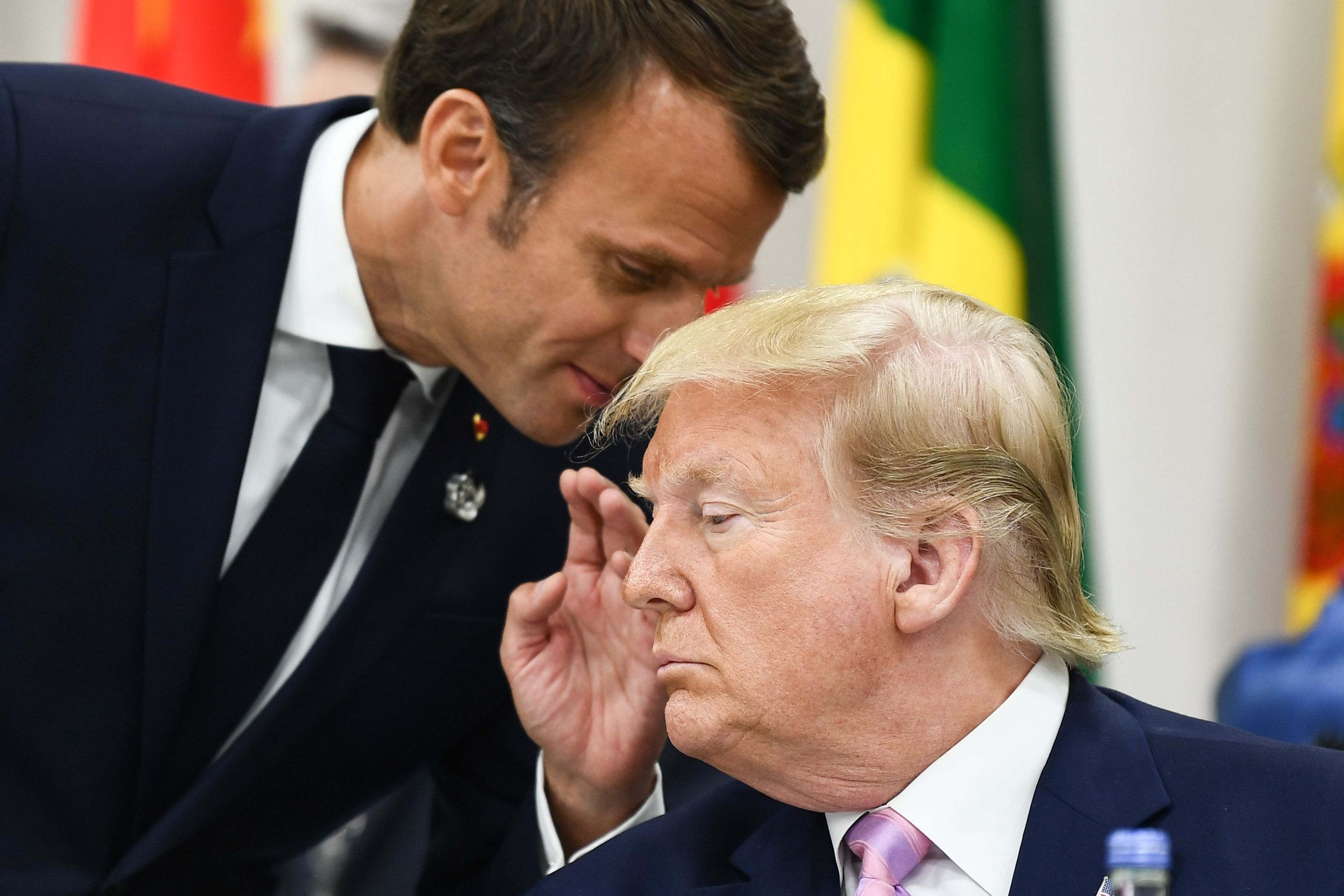 El presidente francés, Emmanuel Macron, habla con el presidente de los Estados Unidos, Donald Trump. (Foto Prensa Libre: AFP)