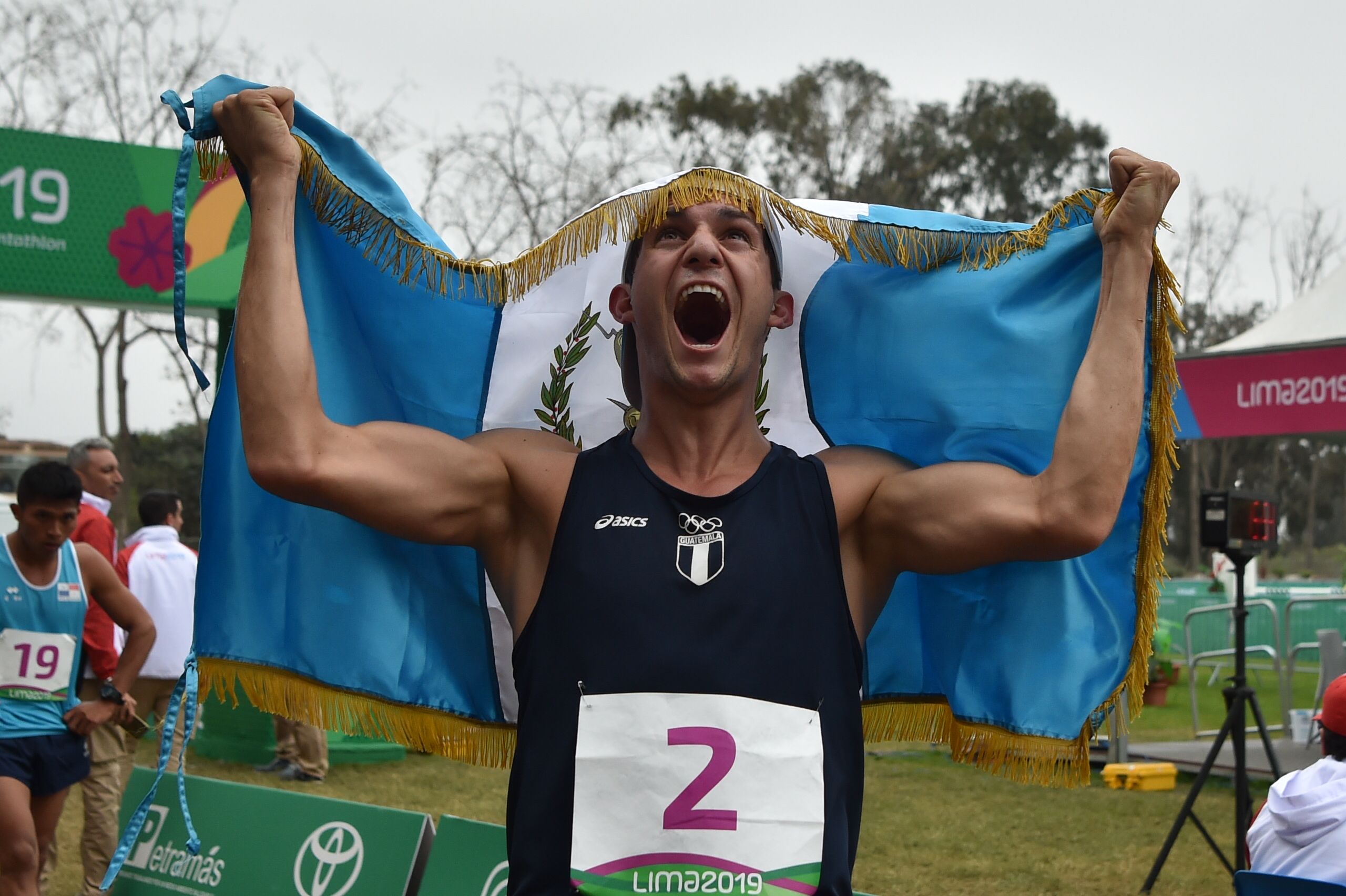 Charles Fernández festeja el oro en los Panamericanos de Lima 2019. (Foto Prensa Libre: AFP)
