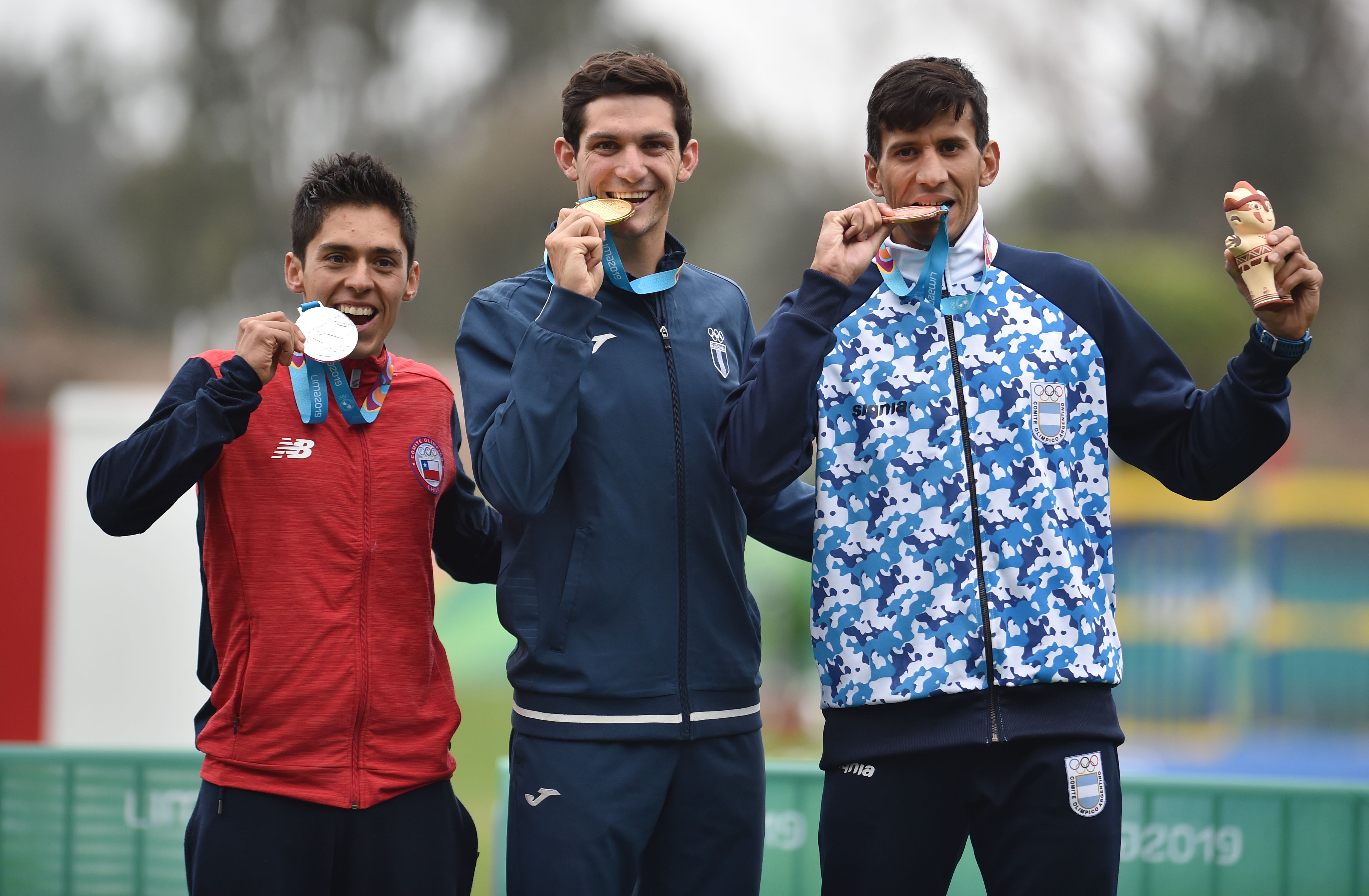 Charles Fernandez, de Guatemala, al centro, ganó la primera medalla de oro para Guatemala en los Juegos Panamericanos de Lima 2019. Foto Prensa Libre:  AFP)