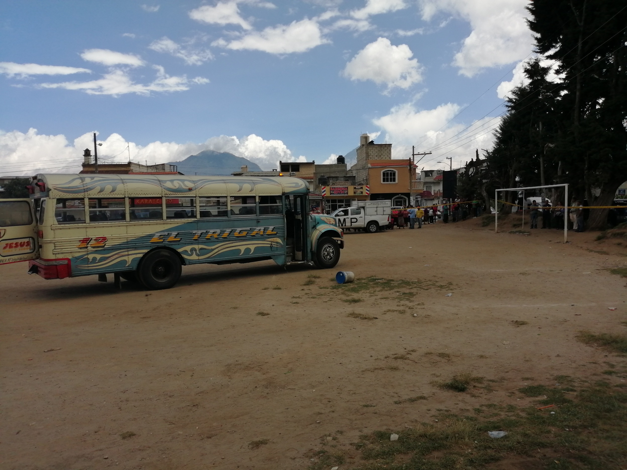 El Ministerio Publico recolectó evidencias en el campo de futbol de la colonia Jardines de Xelajú, lugar donde quedó el bus que conducía la víctima. (Foto Prensa Libre: María Longo) 