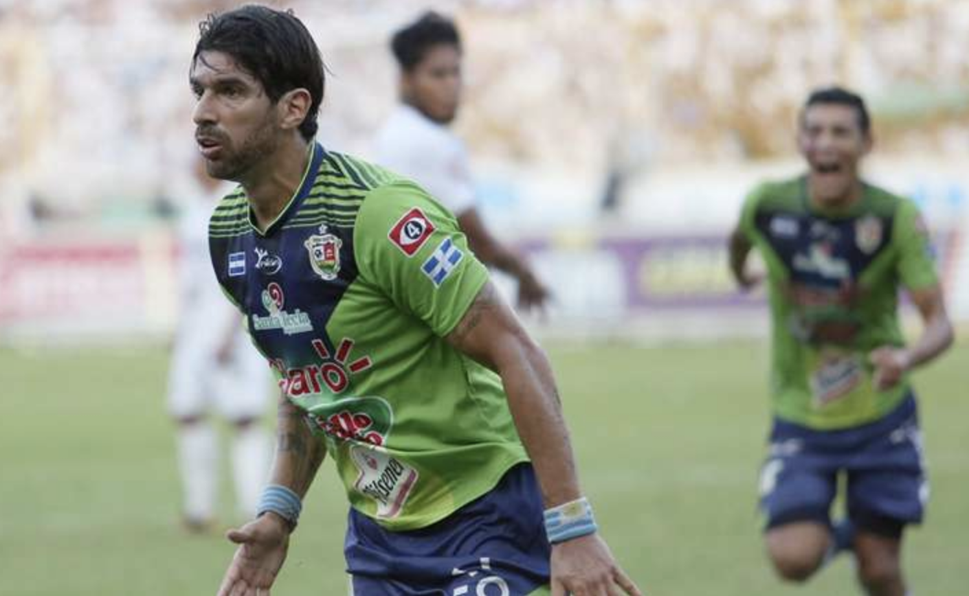 Sebastián Abreu ha militado en 29 clubs de futbol durante su carrera. (Foto Prensa Libre: AFP)