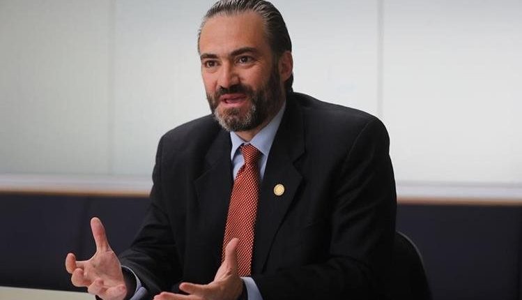 Acisclo Valladares Urruela, actual ministro de Economía y señalado de participar en la supuesta entrega de dinero a los congresistas. (Foto Prensa Libre: Hemeroteca PL) 