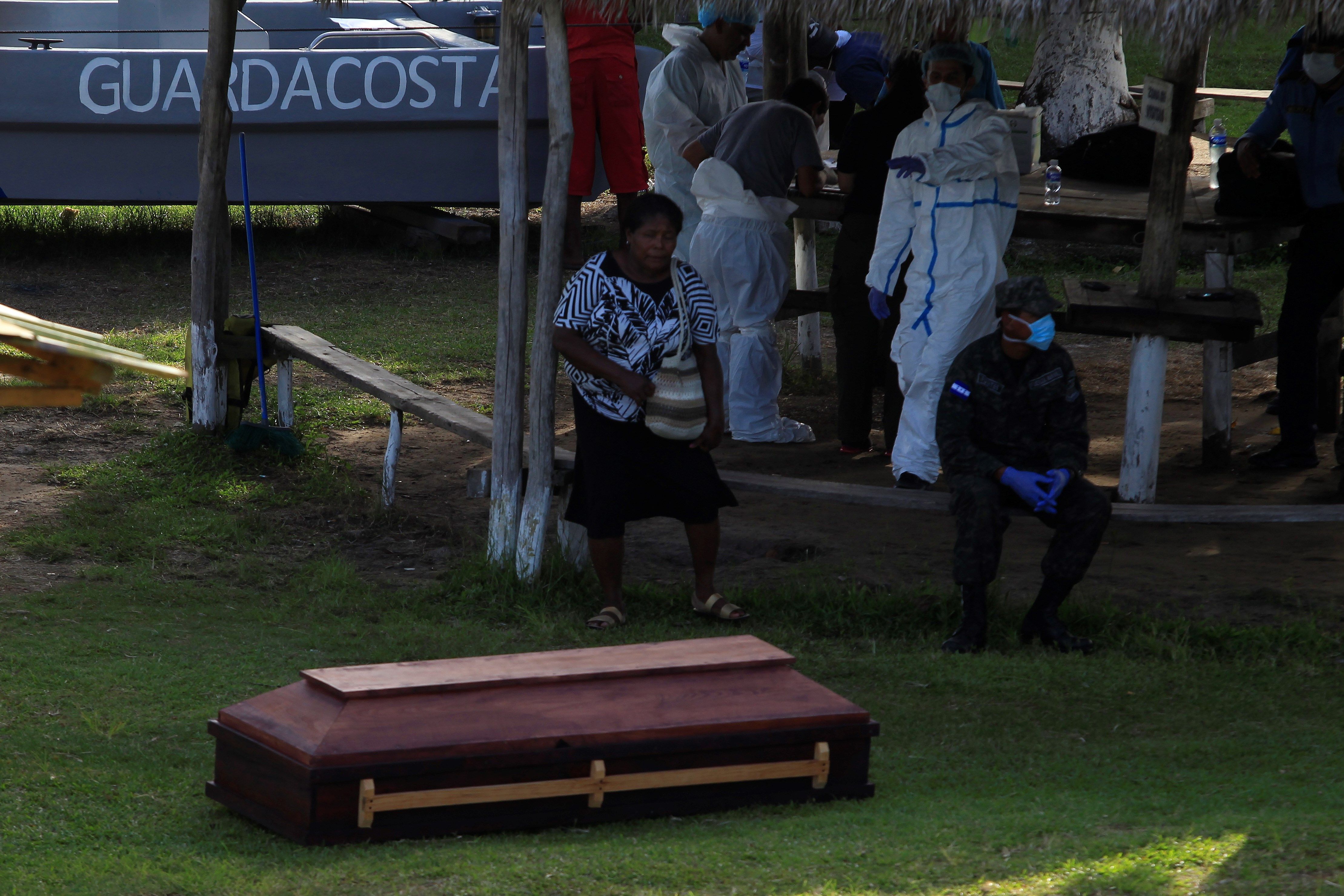 Las autoridades hondureñas empezaron a trasladar los cuerpos de los 27 pescadores muertos. (Foto Prensa Libre: EFE)