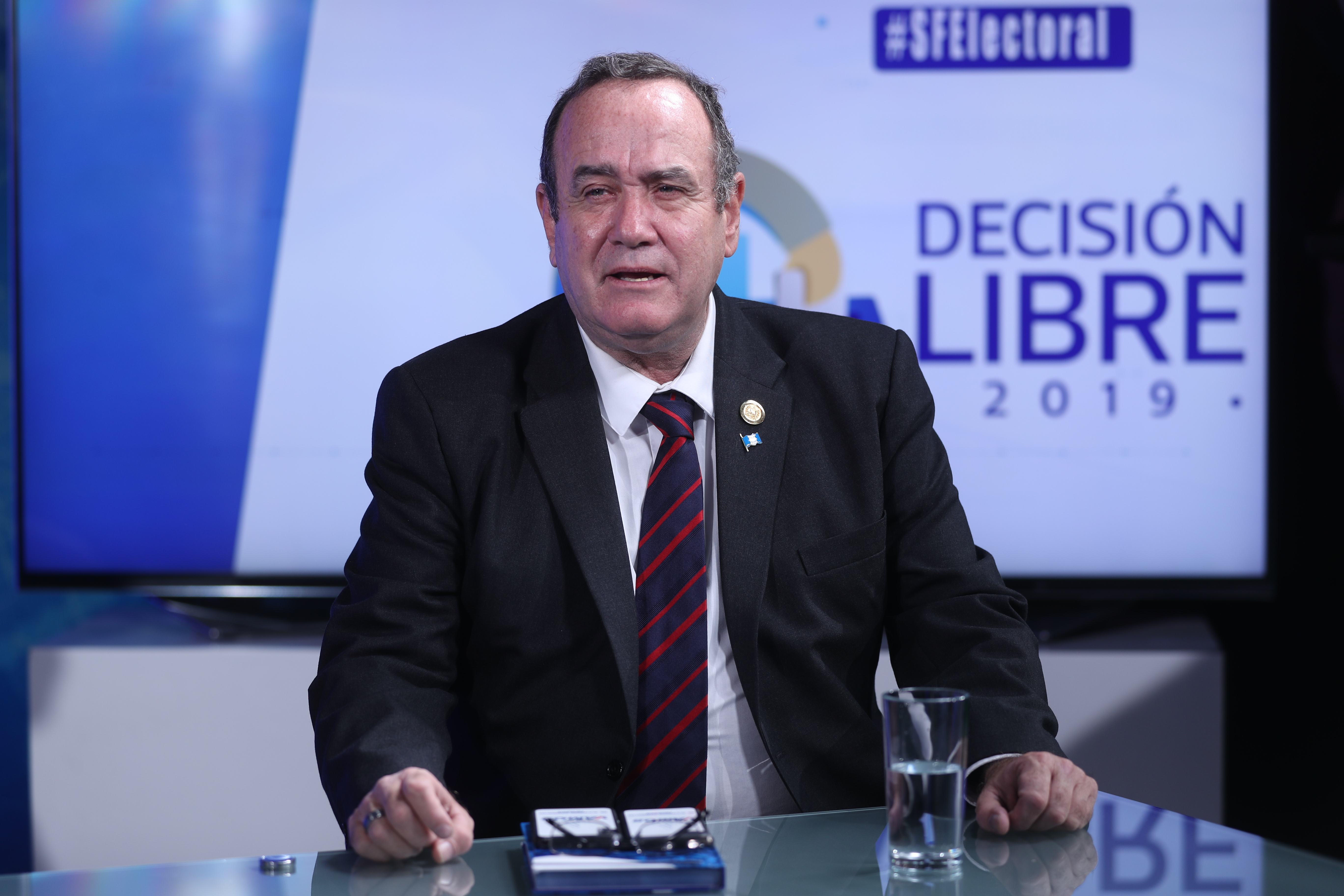 El candidato a la presidencia, Alejandro Giammattei, en entrevista en Sin Filtro Electoral, de Prensa Libre y Guatevisión.(Foto Prensa Libre: Esbin García)