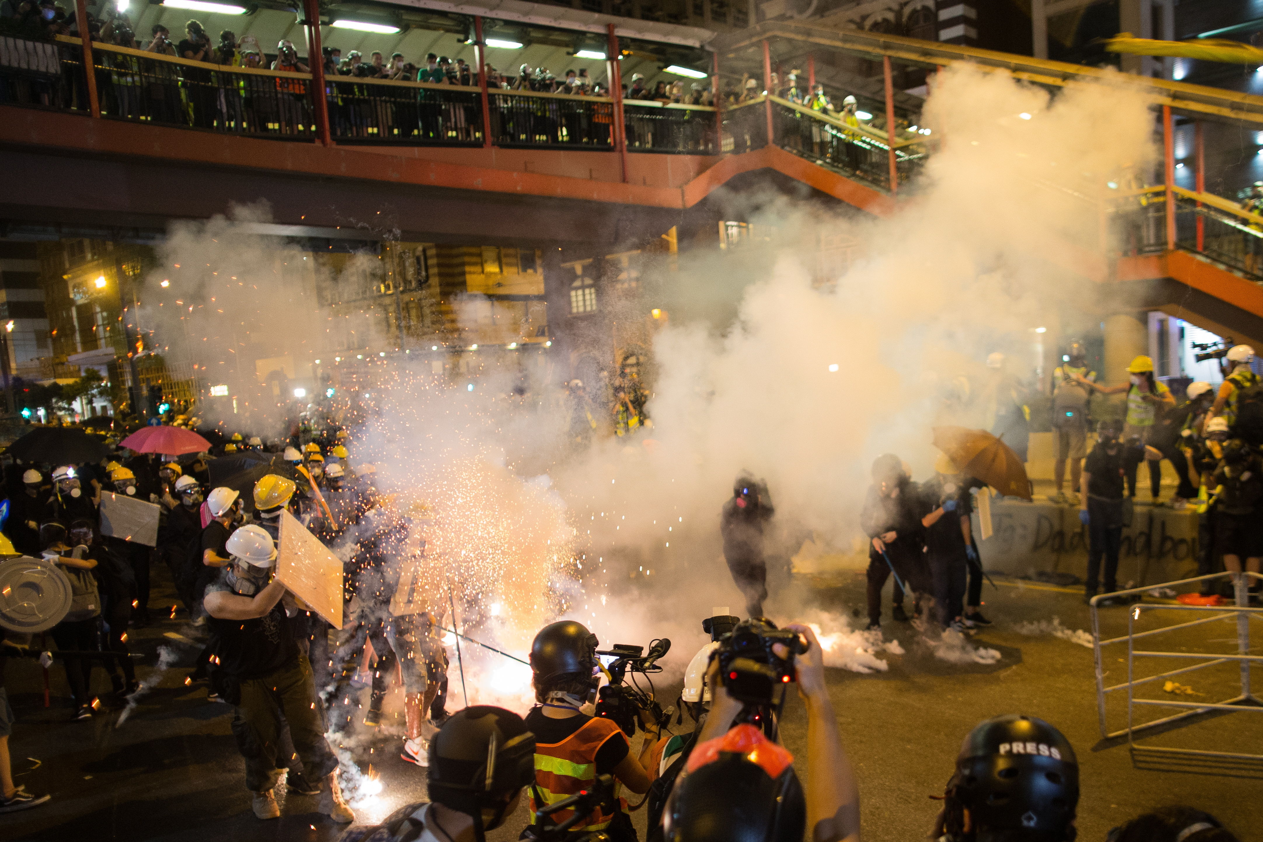 Policía antidisturbios dispersa a manifestantes en Hong Kong. (Foto Prensa Libre: EFE). 