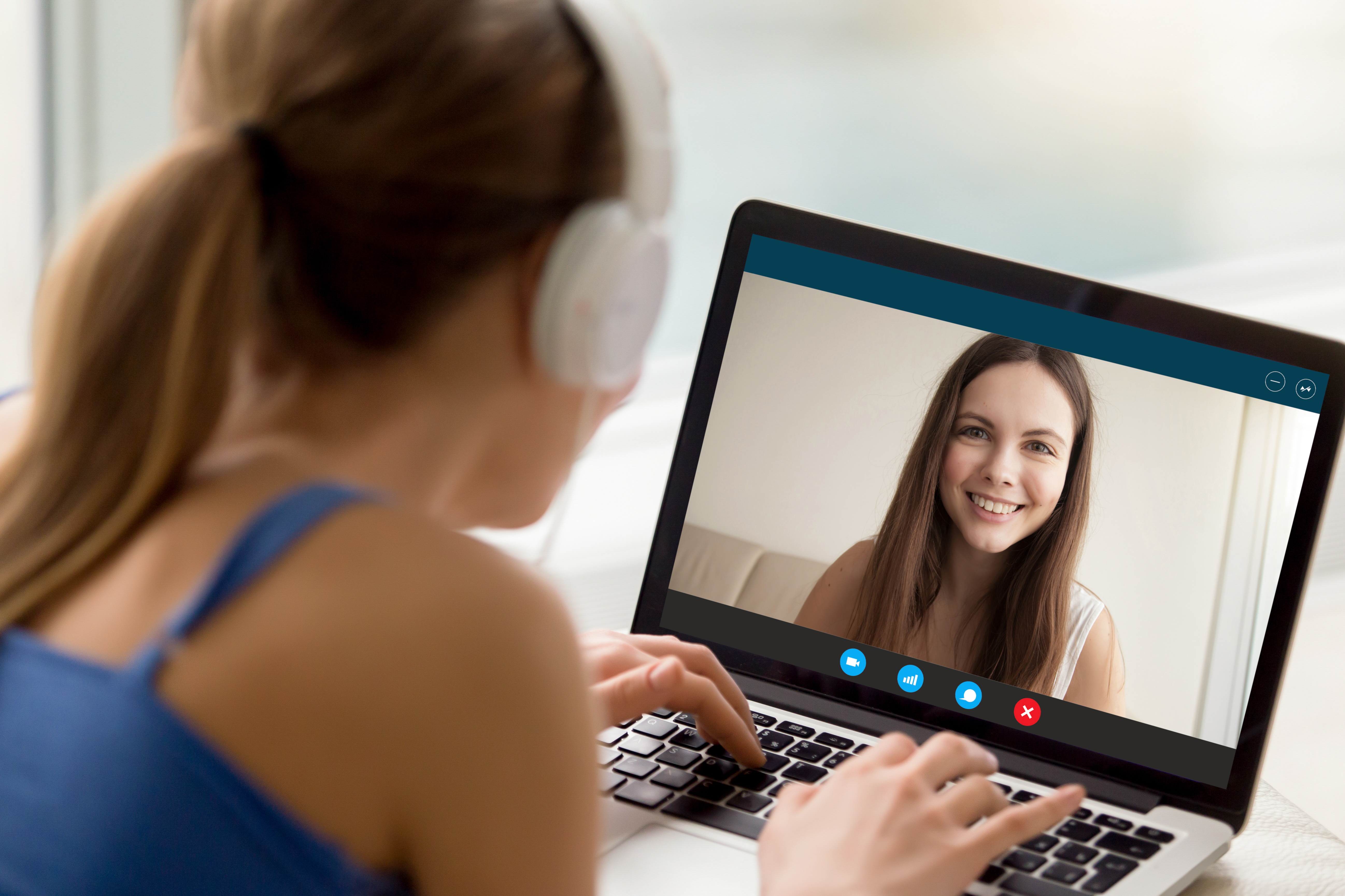 Общение по видеосвязи с женщинами. Общение по видеосвязи. Люди общаются по видеосвязи. Разговор по видеосвязи. Общение в социальных сетях.