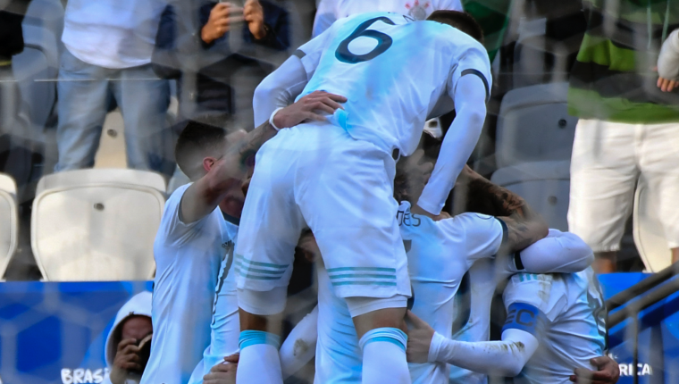 Los jugadores de la selección de Argentina celebran el gol de Paulo Dybala, el cual significó la obtención del tercer lugar de la Copa América 2019. (Foto Prensa Libre: AFP) 