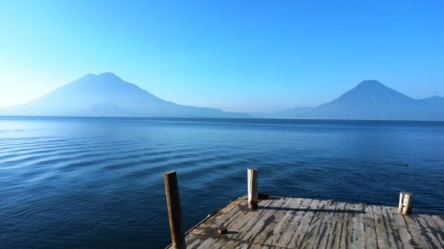 El Lago de Atitlán es uno de los destinos turísticos que más visitan los salvadoreños durante agosto. (Foto Prensa Libre: Iván Castro)