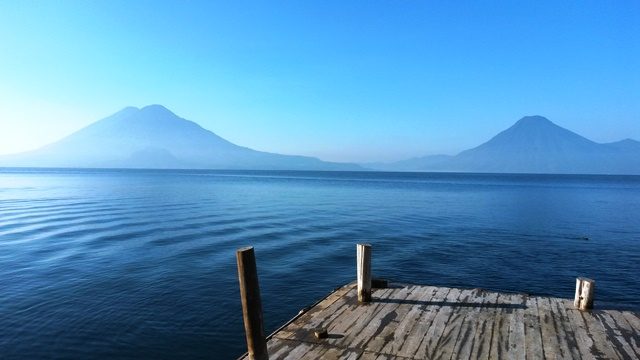El Lago de Atitlán es uno de los destinos turísticos que más visitan los salvadoreños durante agosto. (Foto, Prensa Libre: Iván Castro)