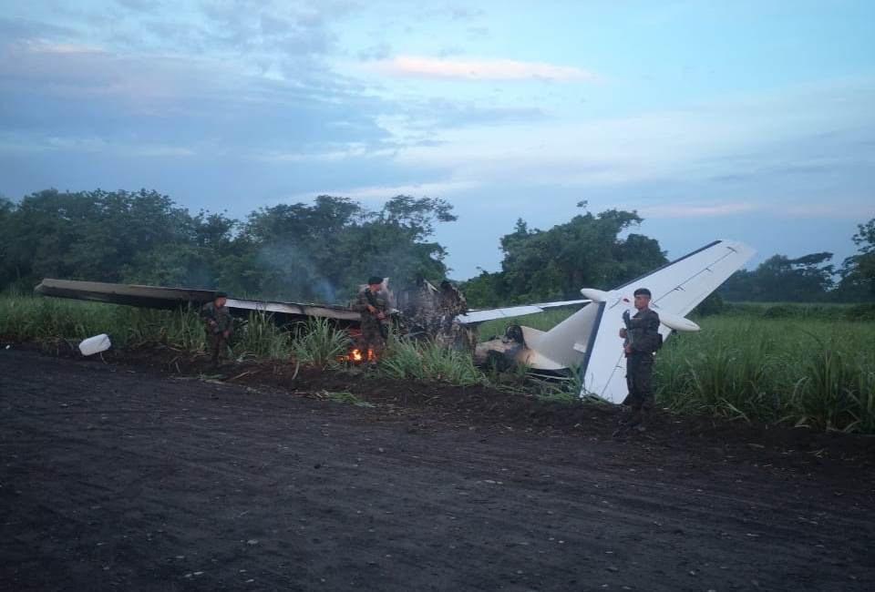 Autoridades rastrearon una avioneta que volaba ilegalmente y luego aterrizó en La Gomera, Escuintla, donde fue quemada. (Foto Prensa Libre: Cortesía)