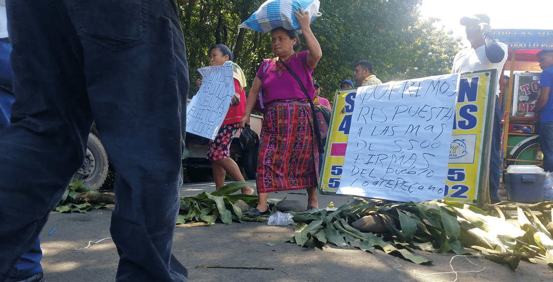 Los inconformes con los resultados de las elecciones para alcalde en Coatepeque han colocado obstáculos en el km 216 de la ruta al suroccidente. (Foto Prensa Libre: Alex Coyoy).