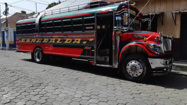 Unidad de los Transportes Esmeralda que fue objeto de asalto. (Foto Prensa Libre: Enrique Paredes). 