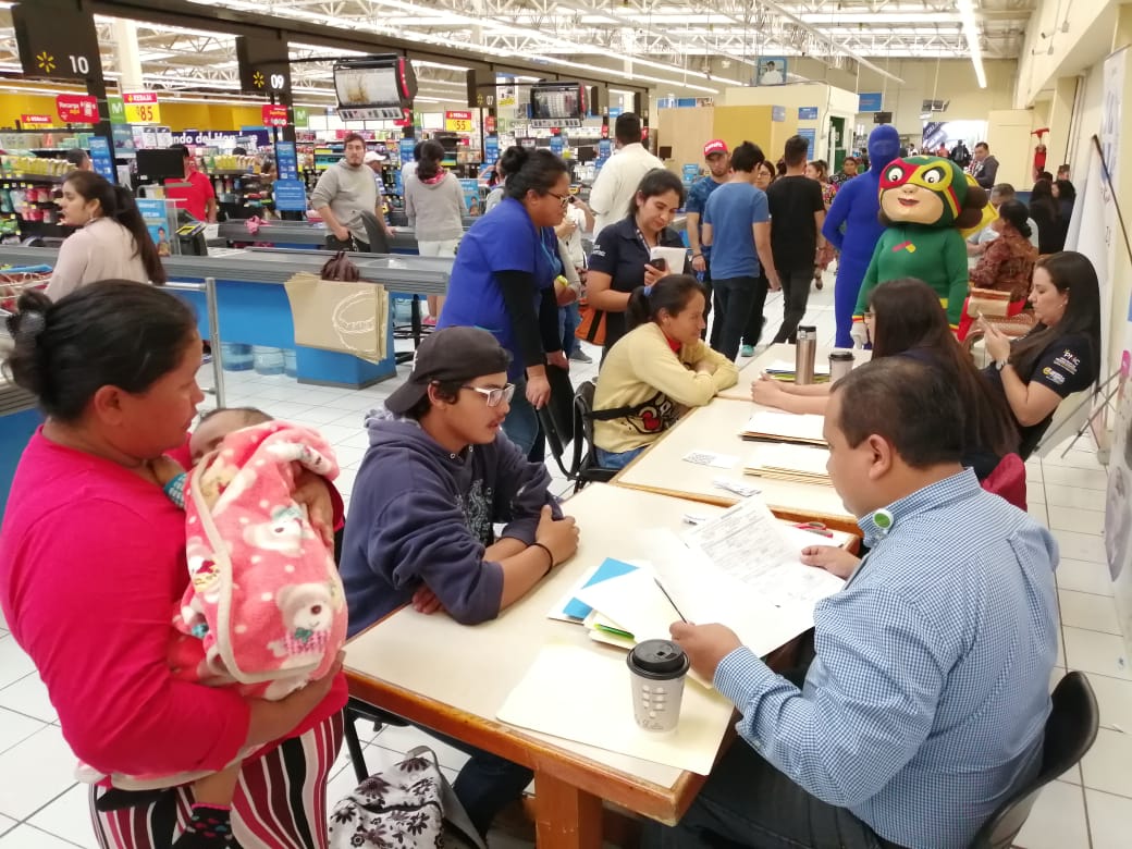 Decenas de personas llegaron en busca de un empleo. (Foto Prensa Libre: María Longo) 