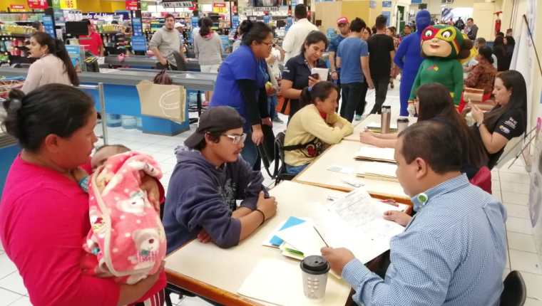 Decenas de personas llegaron en busca de un empleo. (Foto Prensa Libre: María Longo) 
