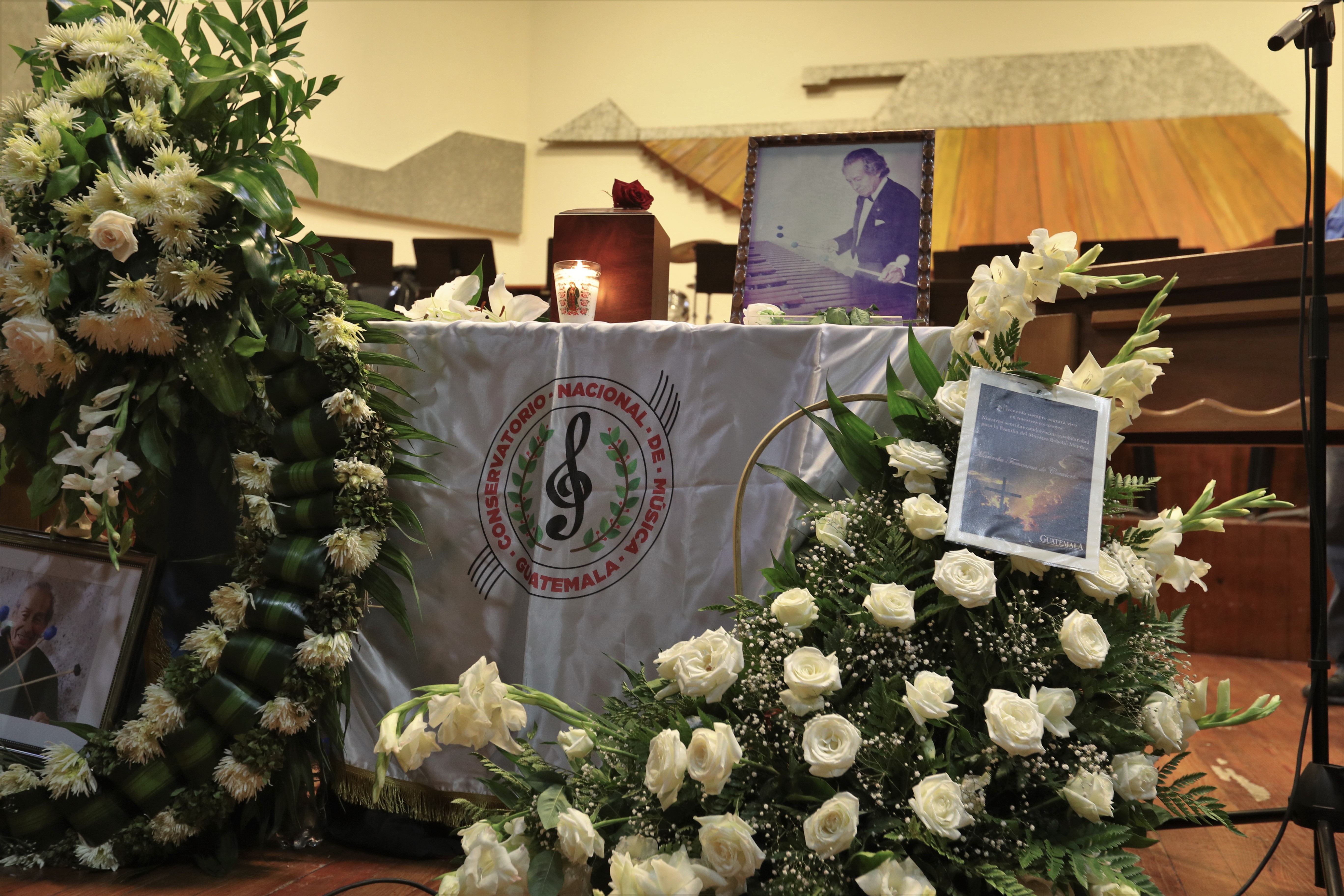 Los restos de Robelio Méndez, en el Conservatorio Nacional. (Foto Prensa Libre: J. Ochoa)