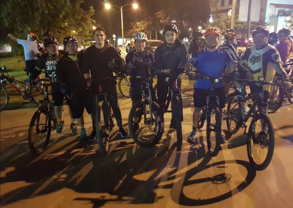 Ciclistas de todas las edades pueden participar en el segundo colazo nocturno en beneficio de los Bomberos Voluntarios. (Foto Prensa Libre: Cortesía)
