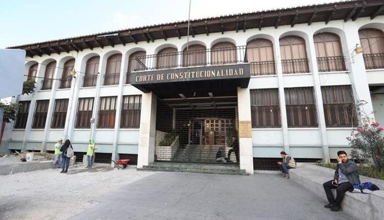 Los magistrados de la Corte de Constitucionalidad sesionaron por más de tres horas para resolver los amparos interpuestos. (Foto Prensa Libre: Hemeroteca PL) 
