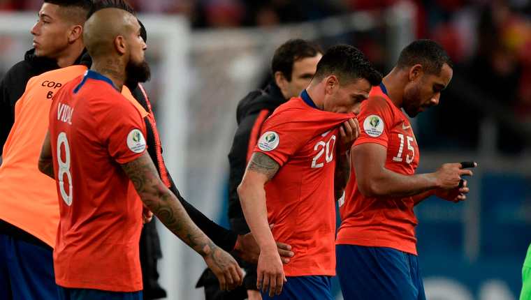 Chile, bicampeón de la Copa América, se quedó sin la posibilidad del tricampeonato al perder ayer en las semifinales por 3-0 contra Perú, que disputará la final del torneo continental frente a Brasil el próximo domingo en el Maracaná (Foto Prensa Libre: AFP)