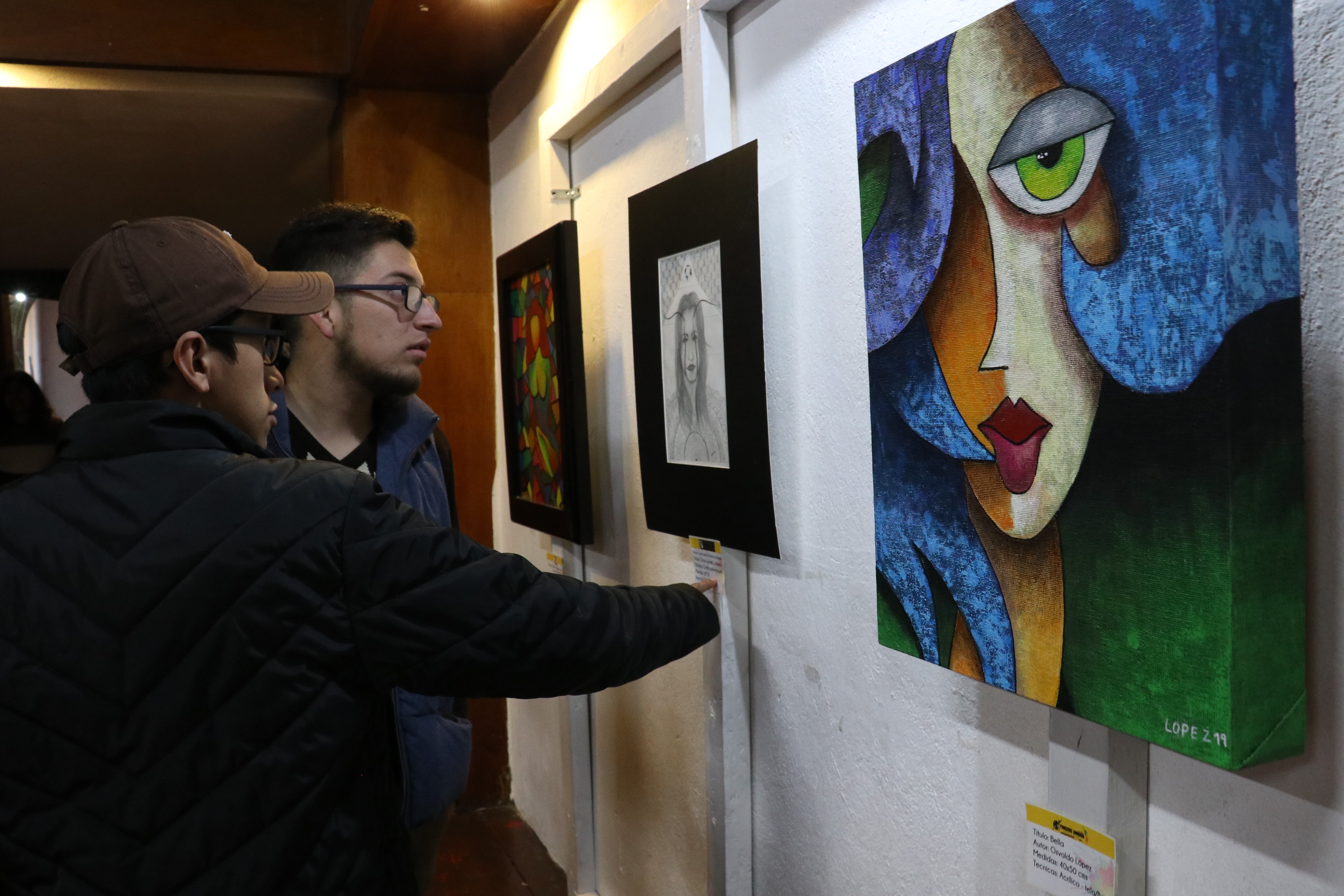 En el primer día de exhibición se observó a muchos jóvenes que se interesaron por conocer más sobre las pinturas. (Foto Prensa Libre: Raúl Juárez)