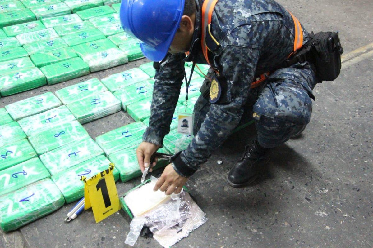 Investigador hace la prueba de campo a la cocaína decomisada en Puerto Barrios, Izabal. (Foto Prensa Libre: PNC). 