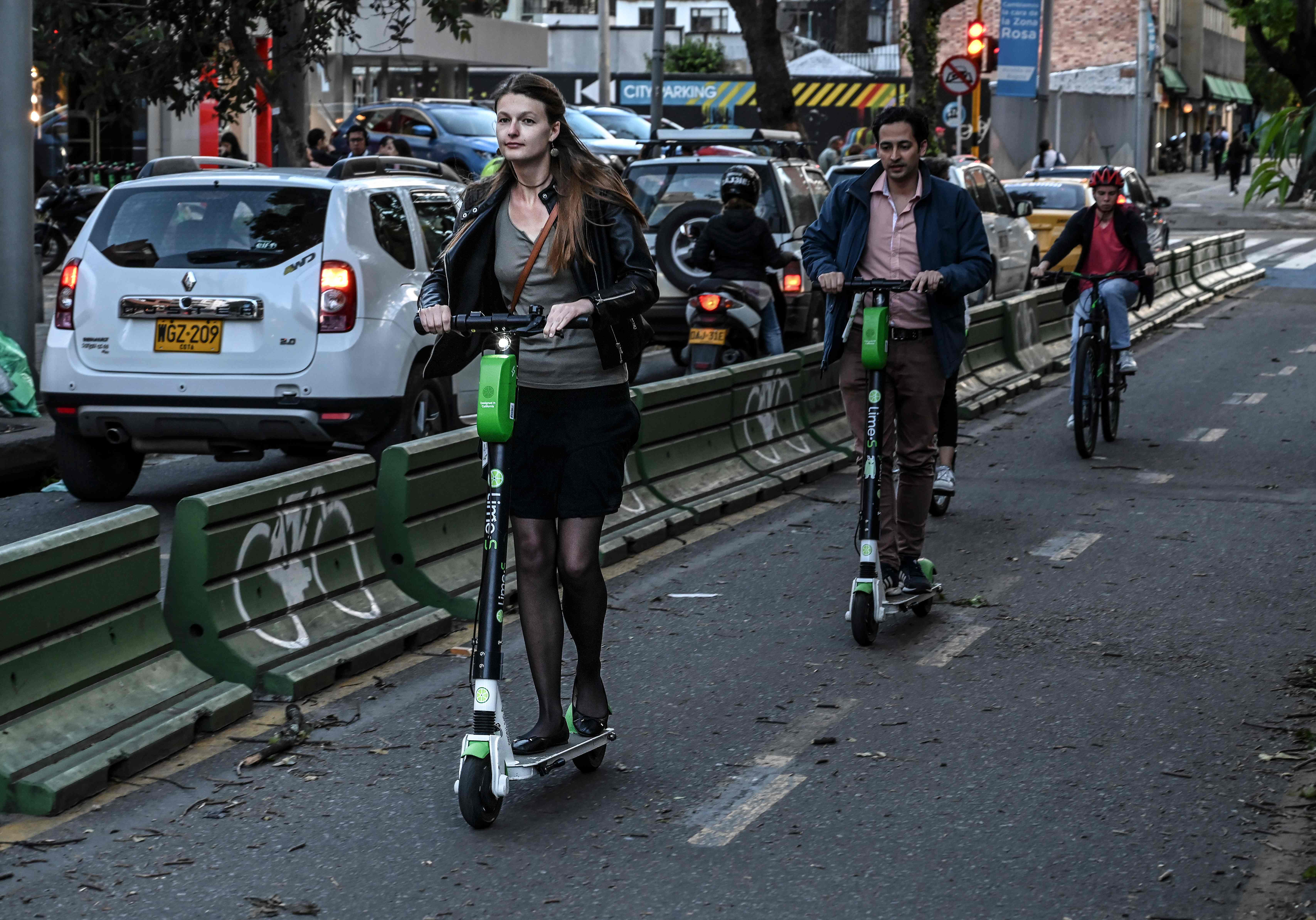 Solo en 2018, el mercado de los monopatines eléctricos experimentó un crecimiento mundial del 76%. (Foto Prensa Libre: AFP)