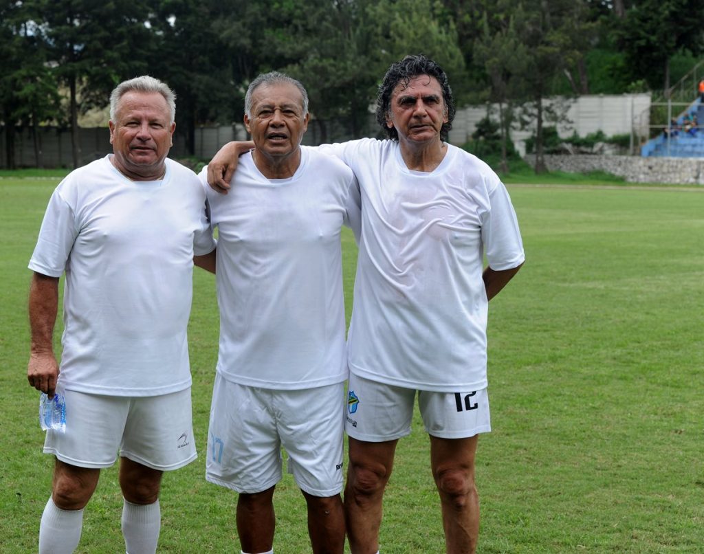 Óscar Sánchez, al centro, junto a dos de sus mejores amigos, Félix Macdonald (i) y Sergio Rivera (Foto Prensa Libre: Edwin Fajardo) 