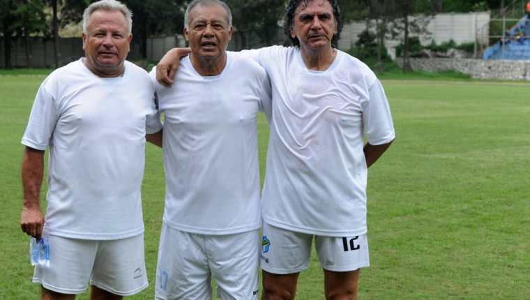 Óscar Sánchez, al centro, junto a dos de sus mejores amigos, Félix Macdonald (i) y Sergio Rivera (Foto Prensa Libre: Edwin Fajardo) 