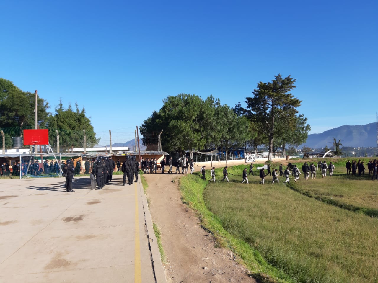 Al menos mil 500 agentes de la PNC participan en la requisa en la cárcel de Cantel, Quetzaltenango. (Foto Prensa Libre: PNC)