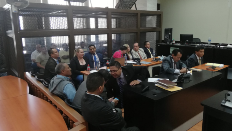 Los procesados escucharon la resolución de la jueza Claudette Domínguez. (Foto Prensa Libre: Kenneth Monzón).