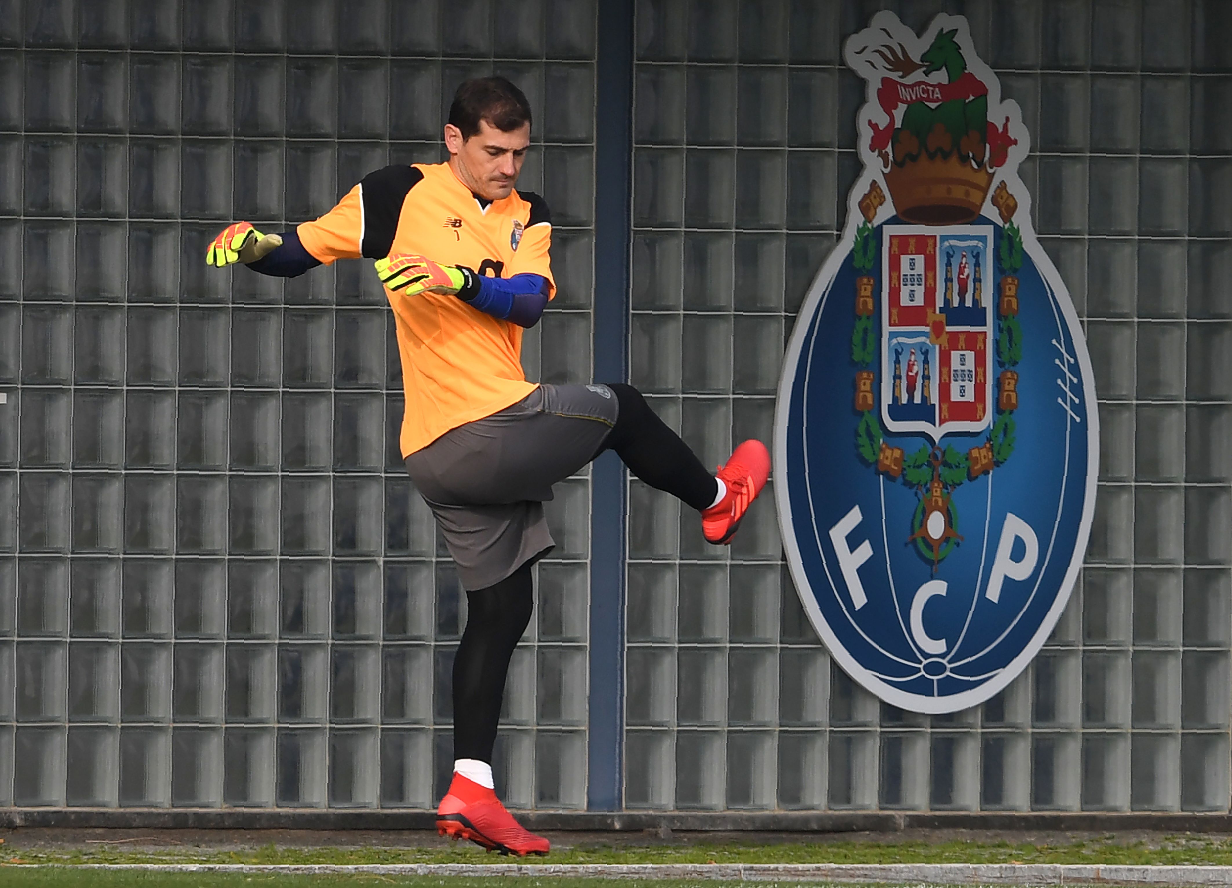 Iker Casillas está de vuelta a los entrenos  del equipo portugués. (Foto Prensa Libre: AFP)