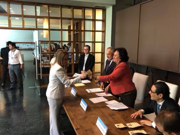 La presidenta de la JUnta Electoral del Distrito Central, Anabella Morfín entrega credenciales a quienes conformarán la Municipalidad de Guatemala 2020-2024. (Foto Prensa Libre: JEDC) 