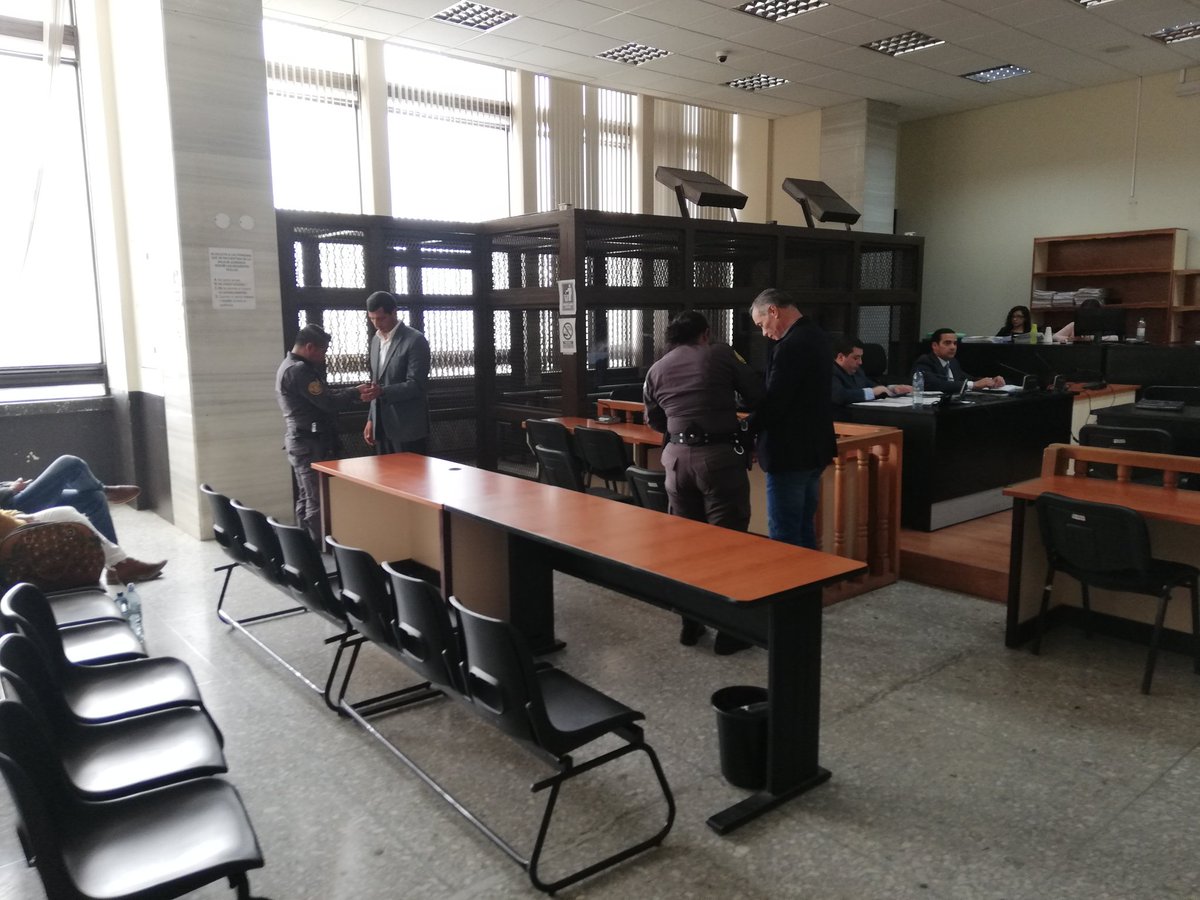 Los militares retirados Manuel López Ambrosio y Juan de Dios de la Cruz Rodríguez López seguirán en prisión preventiva. (Foto Prensa Libre: Kenneth Monzón)