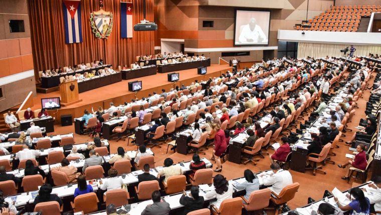 La Asamblea Nacional de Cuba comenzó la discusión de los 224 artículos que buscan una nueva constitución en la isla. (Foto Prensa Libre: AFP) 