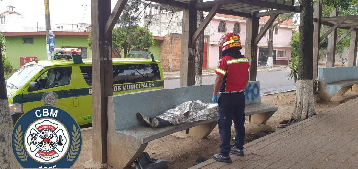 Hombre fallecido por posible intoxicación alcohólica. (Foto Prensa Libre: Bomberos Municipales)