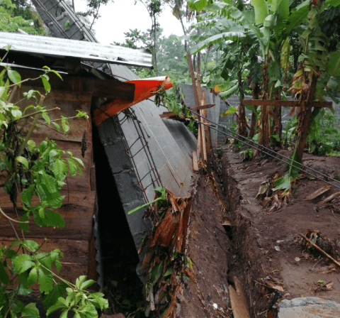 La lluvia ocasionó el colapso de un muro en El Asintal, Retalhuleu. (Foto Prensa Libre: Conred).