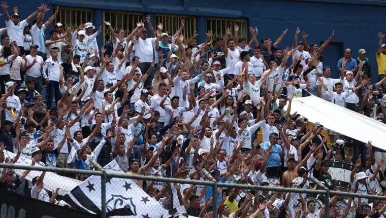 La afición de Comunicaciones respondió al llamado para apoyar a su equipo en su estreno en la Copa Premier Centroamericana (Foto Prensa Libre: Edwin Fajardo)