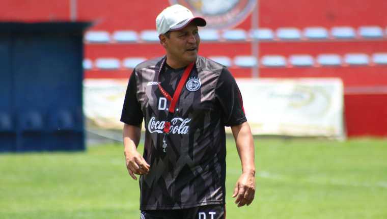 El técnico Walter Horacio González le brinda un voto de confianza a Carlos Kamiani. (Foto Prensa Libre: Raúl Juárez)