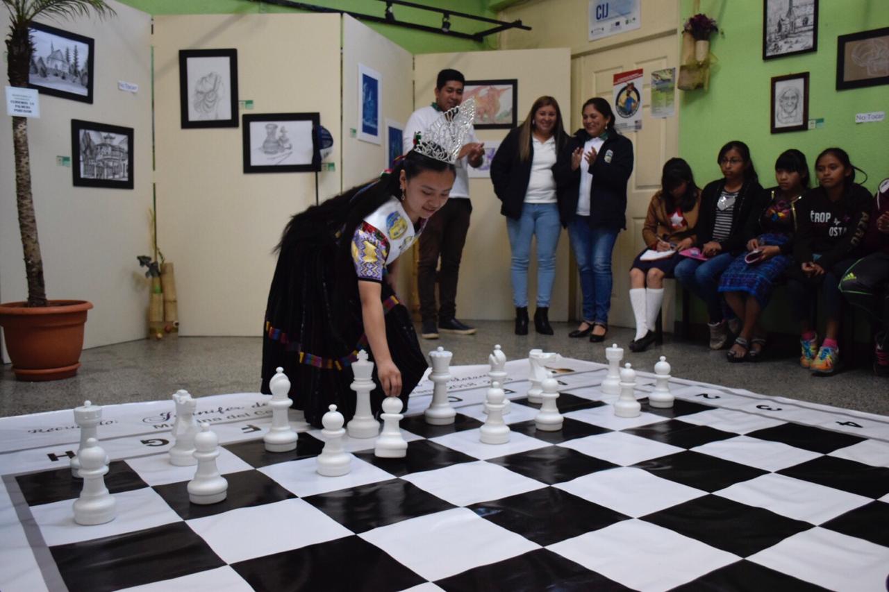 Jennifer Sarat hizo una demostración del uso de las piezas que servirá para la enseñanza del ajedrez. (Foto Prensa Libre: Raúl Juárez)
