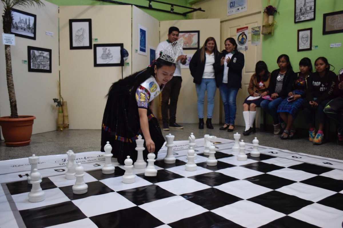 Madrina del Centro Cultural de La Esperanza  entrega juego para el desarrollo del ajedrez