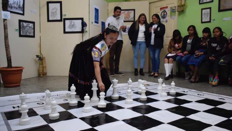 Jennifer Sarat hizo una demostración del uso de las piezas que servirá para la enseñanza del ajedrez. (Foto Prensa Libre: Raúl Juárez)
