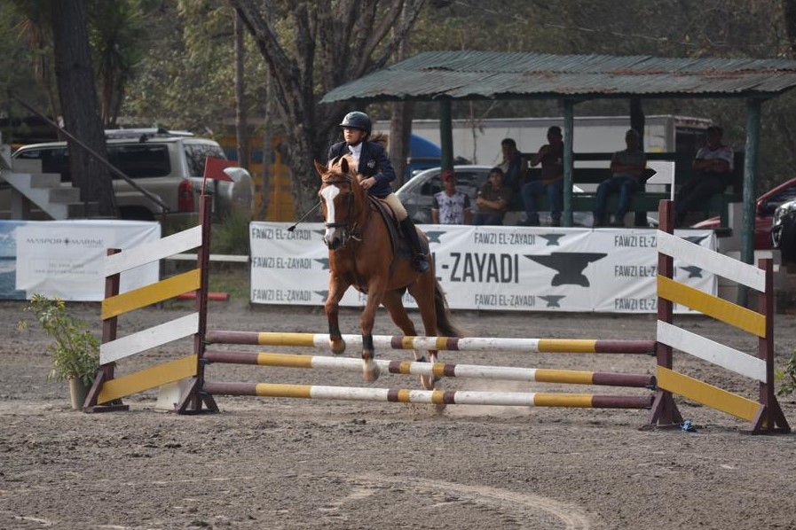 Silvia Berrios ha participado en sus primeras competencias de equitación en ciudad de Guatemala. (Foto Prensa Libre: Cortesía)