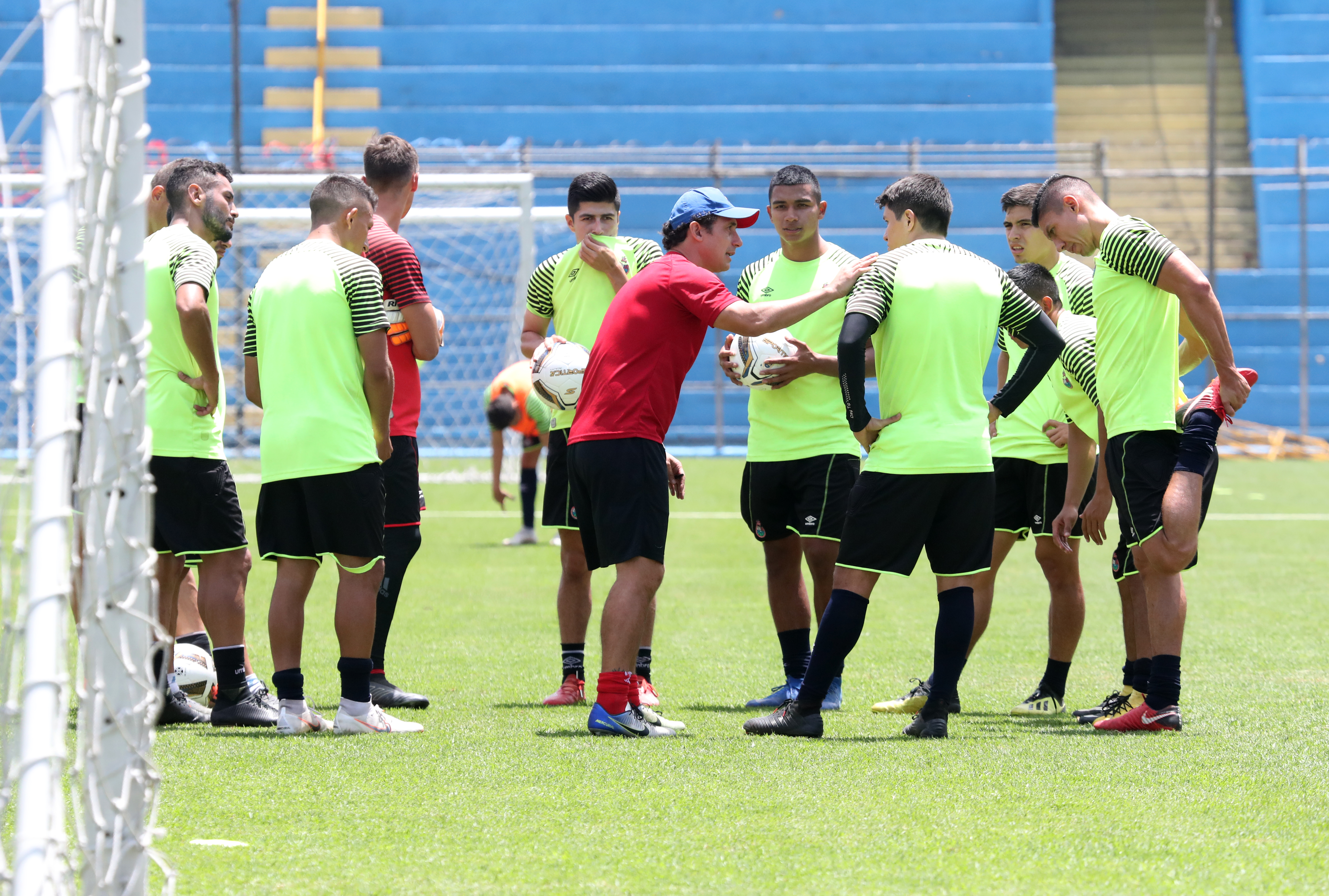 Sebastián Bini, técnico interino de Municipal afina la estrategia para el duelo contra Xelajú MC. (Foto Prensa Libre: Francisco Sánchez).