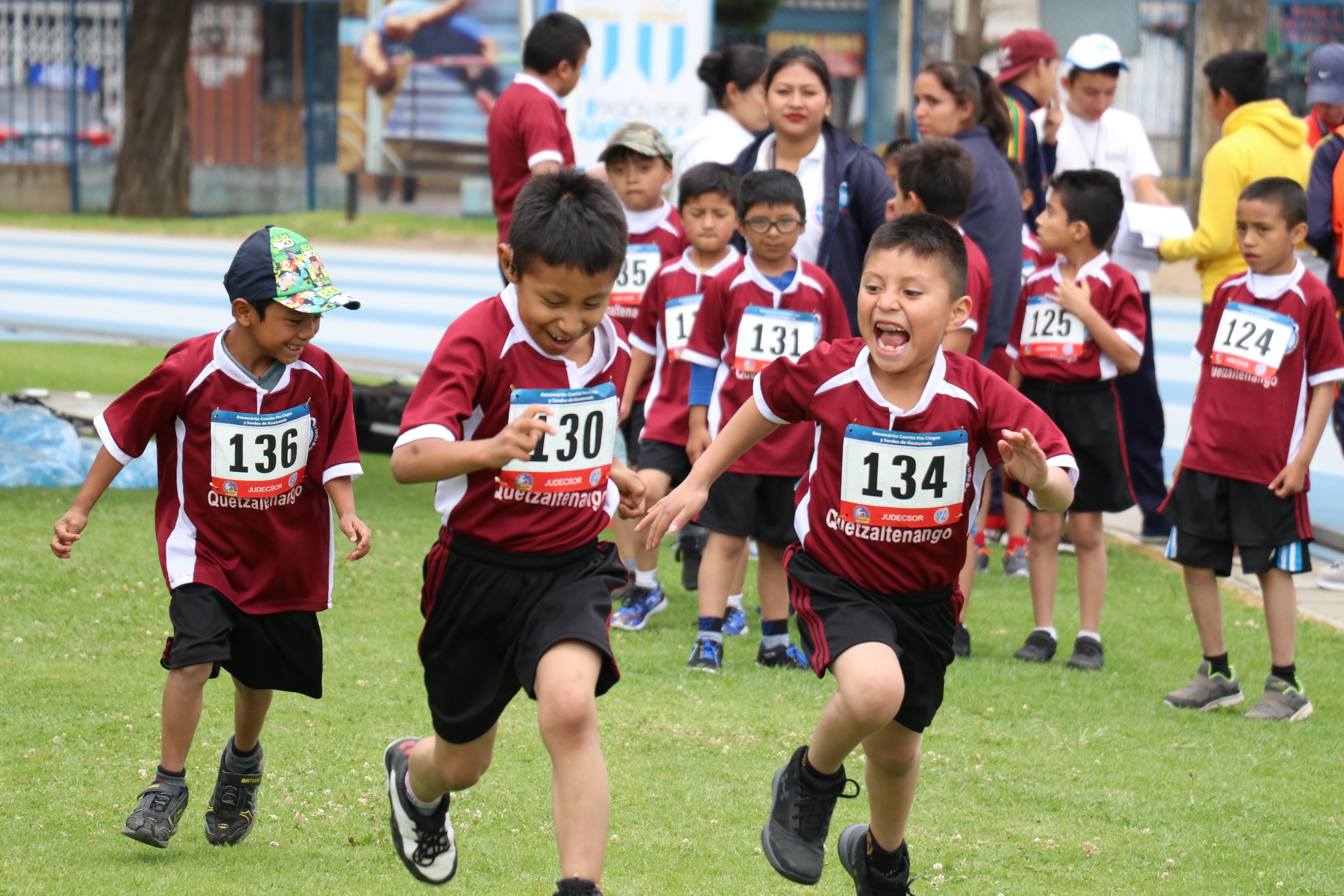 Los niño mostraron su alegría al participar en las competencias de atletismo. (Foto Prensa Libre: Raúl Juárez)