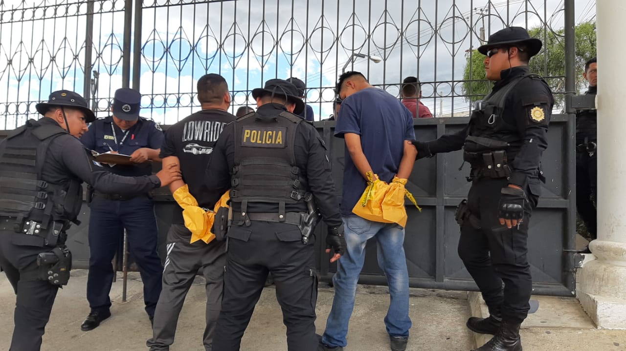 Los detenidos fueron trasladados al Centro Regional de Justicia, zona 6. (Foto Prensa Libre: cortesía PNC) 