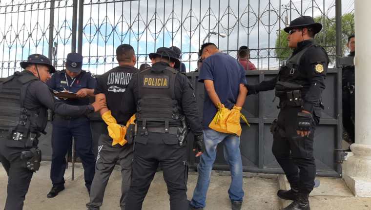 Los detenidos fueron trasladados al Centro Regional de Justicia, zona 6. (Foto Prensa Libre: cortesía PNC) 