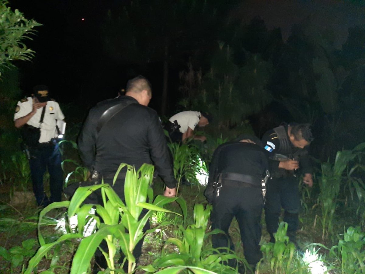 Policías rastrean el lugar donde ocurrió la balacera. (Foto Prensa Libre: PNC)