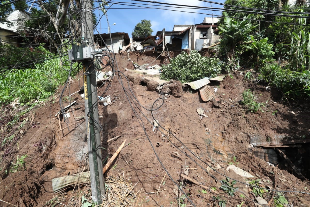Dos viviendas fueron dañadas por el deslizamiento en el asentamiento Nuestro Señor de Esquipulas, El Limón, en zona 18. (Foto Prensa Libre: Érick Ávila)